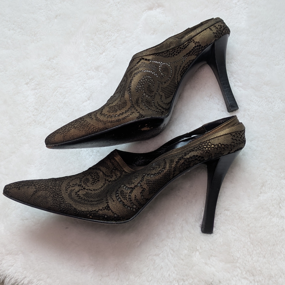 Donna Karan Vintage 7 Pointed Toe Black and Gold Slingback Low Heels Witch